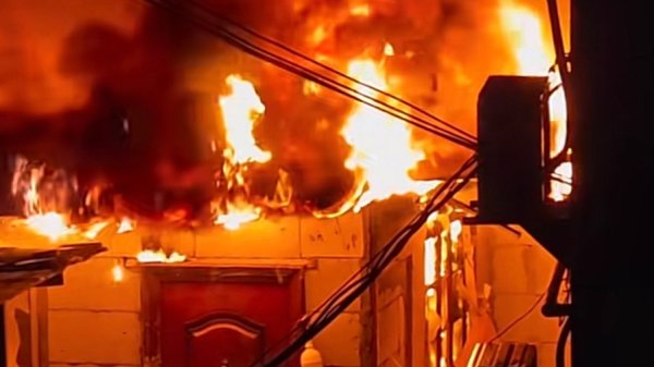 日天金策略 昨晚松江一小区民宅院内起火 消防部门迅速扑灭火势